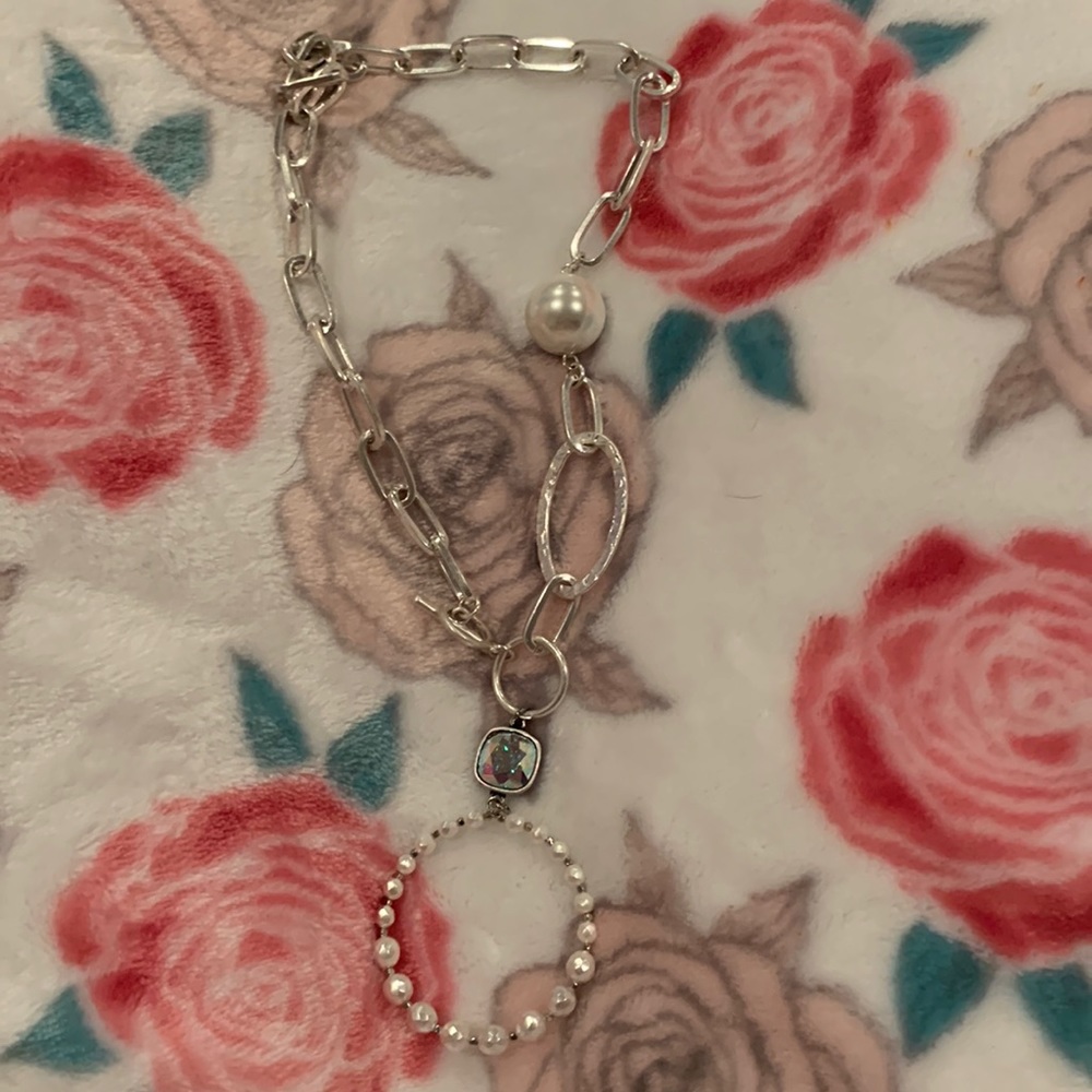 🚨 FINAL SALE 🚨 Beautiful necklace 💕 with jeweled rhinestone - GENTLY USED!